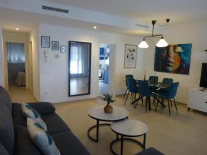- un salon avec un canapé et une table dans l'établissement Relajate junto al mar en apartamento Cala Alta, à La Cala de Finestra