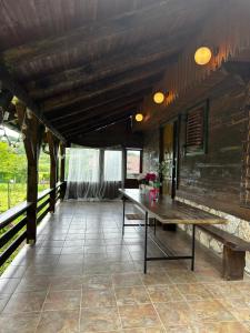 porche con mesa de madera y banco en Kuća za odmor Zora, 