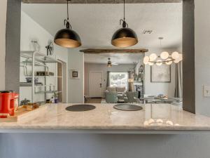 een keuken en een woonkamer met 2 hanglampen bij 2 Br Stylish Studio With Space Near Midtown in Oklahoma City