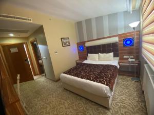 sypialnia z dużym łóżkiem w pokoju hotelowym w obiekcie Demosan Hotel w mieście Karaman