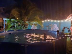 Bassein majutusasutuses Hone sweet Hone (Piscine) või selle lähedal