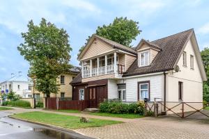 ein weißes Haus mit braunem Dach in der Unterkunft Angel House Vilnius, 46 in Vilnius