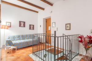 uma sala de estar com um sofá azul e uma mesa em Sabbenerica - Proppro - Palermo em Palermo