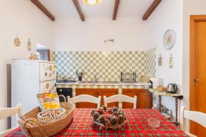 uma cozinha com uma mesa com uma toalha de mesa em Sabbenerica - Proppro - Palermo em Palermo