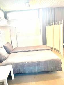 ein Schlafzimmer mit einem Bett und einem großen Fenster in der Unterkunft Private place, no sharing in Herlev