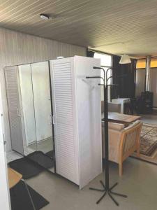 Zimmer mit einem Kühlschrank, einem Tisch und einer Lampe in der Unterkunft Private place, no sharing in Herlev