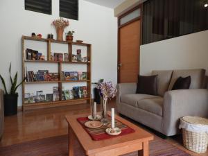 uma sala de estar com um sofá e uma mesa de centro em Ayllu B&B Ollantaytambo em Ollantaytambo