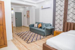 un soggiorno con divano e letto di Itten Plaza Hotel 2 a Salalah