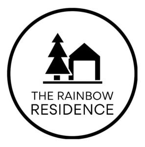un logotipo circular para la resistencia del arco iris en The Rainbow Residence 2 en Amán