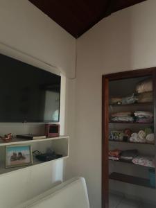 En tv och/eller ett underhållningssystem på Cabo Frio Casa Ar Condicionado 2 quartos