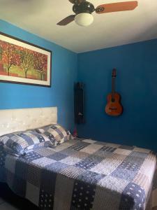 Katil atau katil-katil dalam bilik di Cabo Frio Casa Ar Condicionado 2 quartos +14 gambar