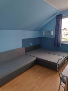 mały pokój z łóżkiem i oknem w obiekcie Familia w Rowach