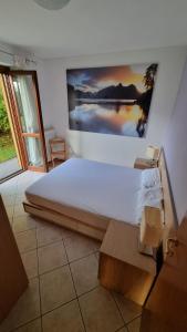 Gulta vai gultas numurā naktsmītnē Vista d'Oro Ulivo1 - 2 bedroom flat with lake view