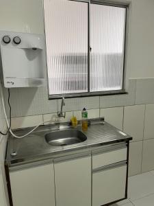 サルバドールにあるPousada hostel praia itapuaのキッチンカウンター(シンク付)、窓