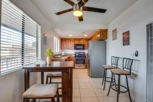 cocina con mesa, sillas y nevera en Modern Hawthorne Apartment Near SoFi Stadium en Hawthorne