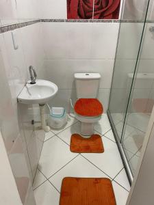 La petite salle de bains est pourvue de toilettes et d'un lavabo. dans l'établissement Pousada hostel praia itapua, à Salvador