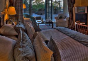 1 cama con almohadas en la sala de estar en Las Cumbres Hotel, en Punta del Este