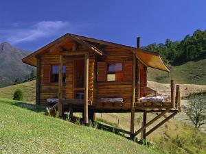 Cabaña de madera en la cima de una colina en Cabana Vista Maravilhosa, en Visconde De Maua