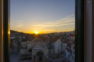 Pohľad na východ alebo západ slnka z apartmánu alebo blízkeho okolia