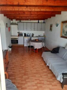 sala de estar con mesa y cocina en Casita De Gato, en Tahiche