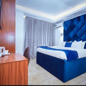 Postel nebo postele na pokoji v ubytování The Grosvenor Suites Gwarinpa Abuja + 24 fotografií