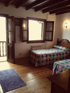 um quarto com duas camas e uma janela em El Coteru em Caviedes