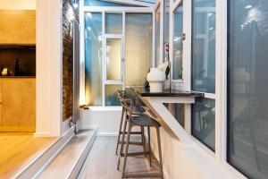 a home office with a counter and a window at Welcome London Seven Dials in London