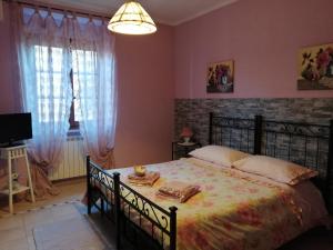 sypialnia z dużym łóżkiem w pokoju w obiekcie Il Tempietto di Venere w mieście Tivoli