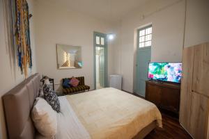 een slaapkamer met een bed en een flatscreen-tv bij Casa Boutique Galvez in Lima