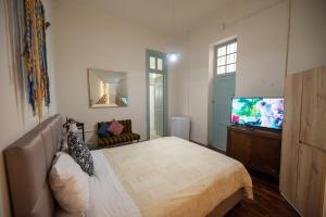 1 dormitorio con 1 cama y TV de pantalla plana en Casa Boutique Galvez, en Lima
