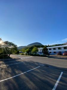 un aparcamiento vacío frente a un edificio en Hótel Austur, en Reyðarfjörður