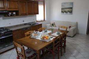 uma cozinha com uma mesa com uma taça de fruta em B&B Ca' Teonghio em Orgiano