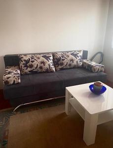 sala de estar con sofá azul y mesa en Villa Tajra Stolac, en Stolac