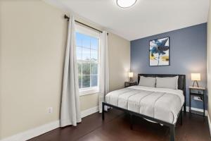 1 dormitorio con cama y ventana grande en Divine Cargo en San Antonio