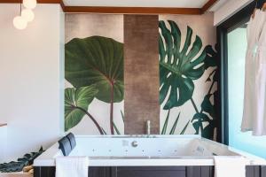 Ein Badezimmer in der Unterkunft Le Tahiti by Pearl Resorts