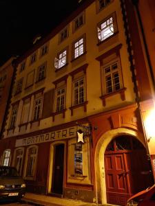 un edificio con una señal delante de él en Laxmi Happy Home in historical Prague, en Praga