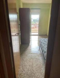 eine offene Tür zu einem Zimmer mit einem Bett und einem Fenster in der Unterkunft Habitacion K&K in Valencia
