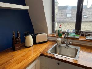 Kuchyň nebo kuchyňský kout v ubytování Cosy Flat In The Heart Of Lerwick