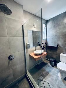 Gorilla Hostel tesisinde bir banyo