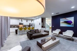 Et opholdsområde på Comfy Modern House w Pool Perfect Location