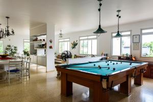 a large living room with a pool table in it at Bela's Suítes- 60 m da praia de Barequeçaba in Barequeçaba