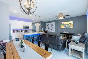 ダベンポートにあるFamily Townhome with Themed Roomsのテーブルと椅子のあるキッチンとリビングルーム
