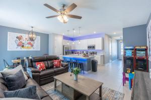 ダベンポートにあるFamily Townhome with Themed Roomsのリビングルーム(ソファ、テーブル付)、キッチン