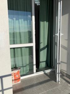 uma porta de vidro aberta de um edifício com uma janela em Lovely 1-room apartment em Popeşti-Leordeni