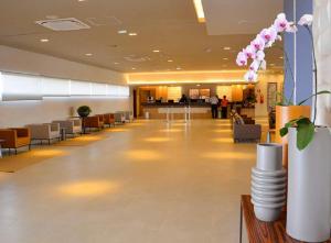 - un hall avec un coin d'attente avec des chaises et des fleurs dans l'établissement Resort Enjoy Solar das Águas, à Olímpia 21 autres photos