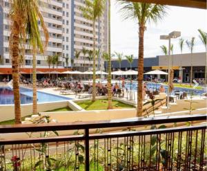 un complexe avec une piscine, des palmiers et des bâtiments dans l'établissement Resort Enjoy Solar das Águas, à Olímpia