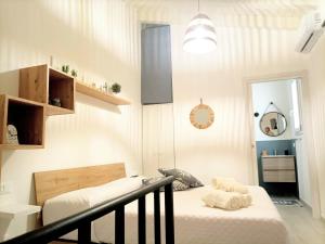 een kleine slaapkamer met 2 bedden en een trap bij Casuzza bedda in Casteldaccia