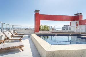 a swimming pool on the roof of a building at Apto no centro com piscina RRI103 in Florianópolis