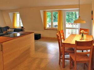eine Küche und ein Esszimmer mit einem Tisch und Stühlen in der Unterkunft Biohof Medewege in Schwerin