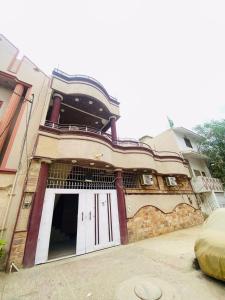 un ancien bâtiment avec un garage avec une porte dans l'établissement Jinnah inn Guest House, à Karachi